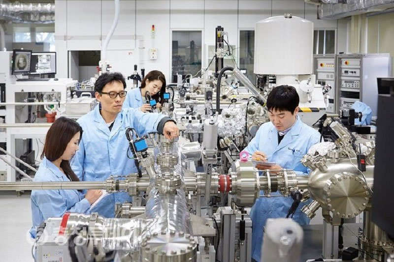Kỹ sư và nghiên cứu viên làm việc trong phòng lab bán dẫu tại Hàn Quốc
